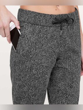 Lululemon On the Fly Pant 28’’ - Feathered Jacquard Black/White